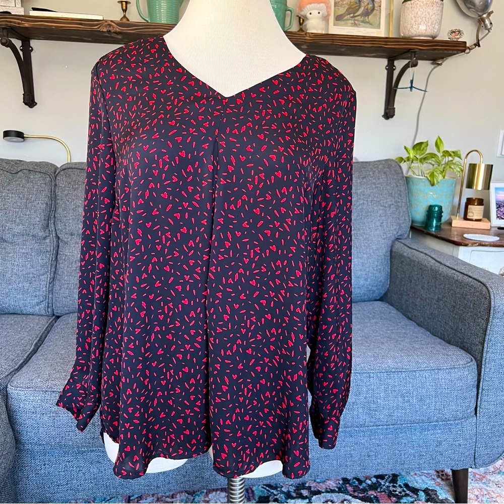 Women’s Massini Black and Red Heart Print Blouse. Size XL.